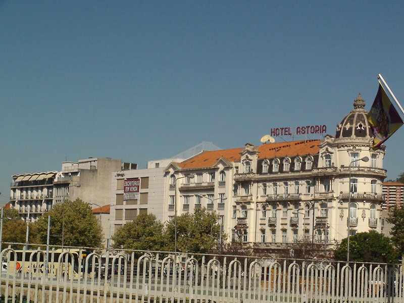 LiggingDit hotel bevindt zich in een gebouw met een indrukwekkende architectuur. Het ligt in het centrum van Coimbra en wordt slechts door de levendige Avenide Emído Navarro van de schilderachtige Rio Mondego gescheiden. Door de ligging dichtbij de universiteit kunt de stad met haar vele mogelijkheden te voet te verkennen of genieten van het fraaie uitzicht over de rivier. Restaurants (circa 100 meter) en bars (circa 150 meter) alsmede een aansluiting op het openbaar vervoer vindt u in de onmiddellijke omgeving. Naar de luchthaven Porto is het 120 kilometer. HotelfaciliteitenDe 2 suites en de 60 tweepersoonskamers zijn verdeeld over 5 verdiepingen en zijn met een lift bereikbaar. De receptie is 24 uur per dag geopend. Het verblijf is ingericht met een bagagedepot en een kluis. In de openbare ruimtes (kosteloos) is Wi-Fi verkrijgbaar. De tourdesk biedt ondersteuning bij het boeken van excursies. Het hotel beschikt over faciliteiten voor rolstoelgebruikers. Er zijn ook winkels. Tot de overige voorzieningen van het verblijf behoort een tv-ruimte. De gasten die met de auto komen