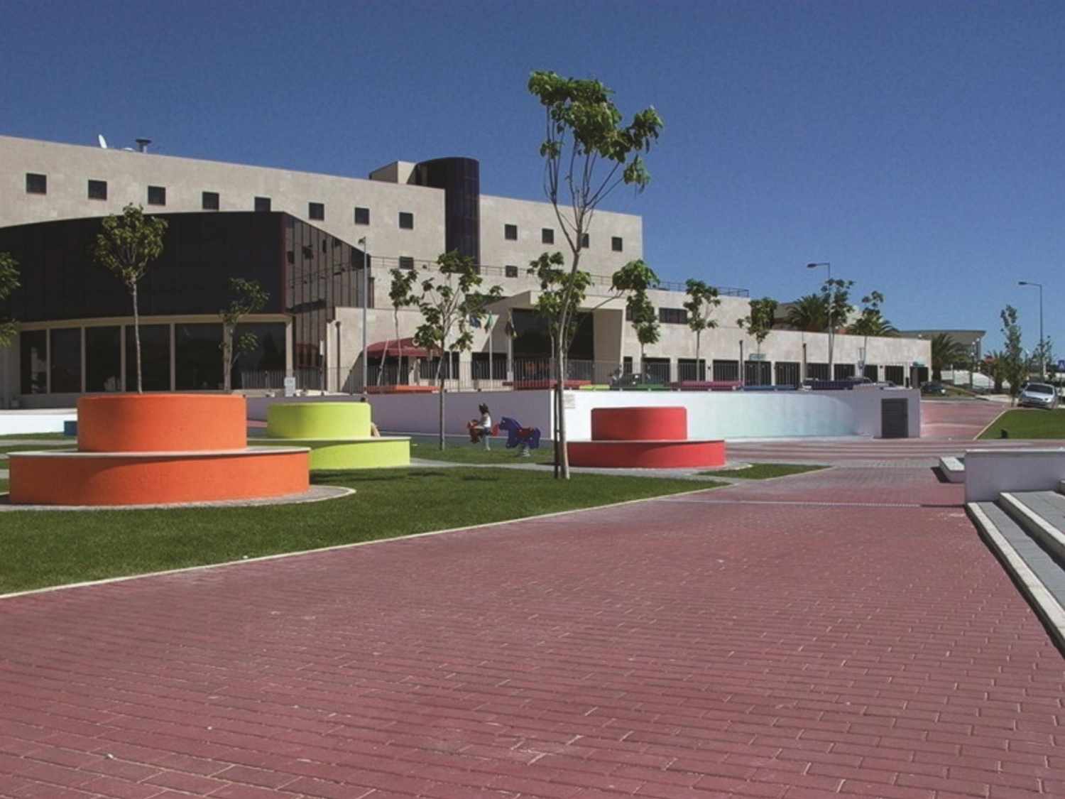 LiggingDit hotel bevindt zich op ongeveer 350 m afstand van het stadscentrum van de plaats Alcanena. De diverse mogelijkheden om te winkelen en u te vermaken van de stad kunt u gemakkelijk te voet bereiken. Het station van Alcanena bereikt u na ongeveer 500 meter. HotelfaciliteitenHet vakantiecomplex biedt op 3 verdiepingen 36 kamers