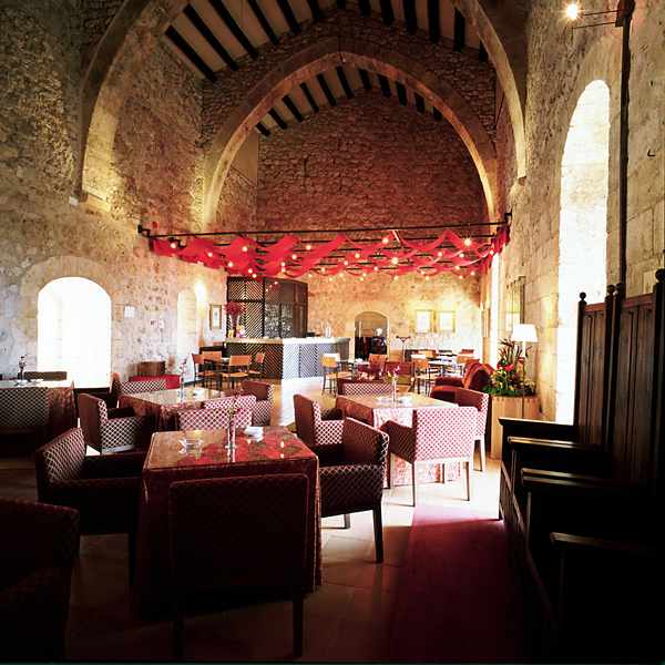 LiggingHet historische hotel bevindt zich in de stad Alarcón