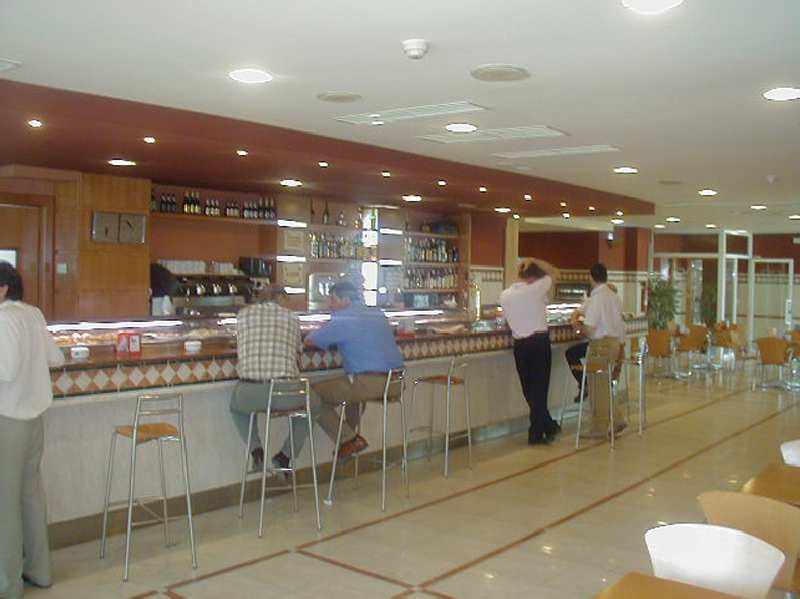 LiggingDit attractieve hotel bevindt zich direct in de zakenwijk van Cantabria Polygons en ligt op ongeveer 1