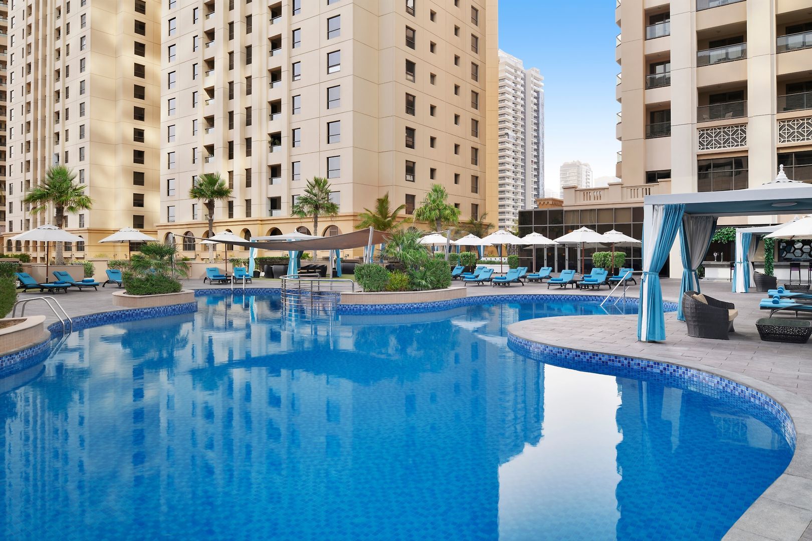 LiggingDit strandhotel bevindt zich aan een hoofdstraat