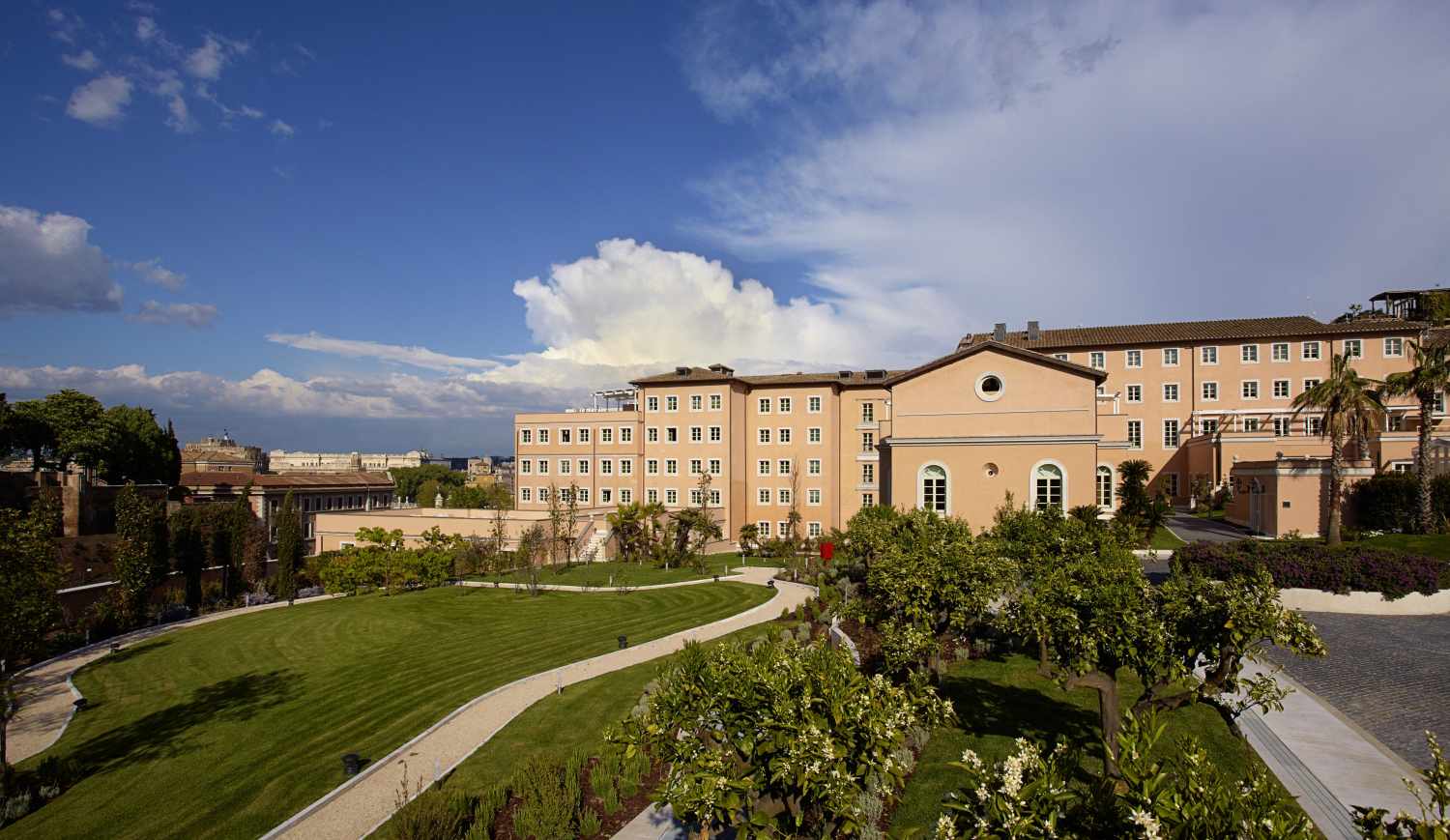 LiggingDit hotel ligt op een heuvel