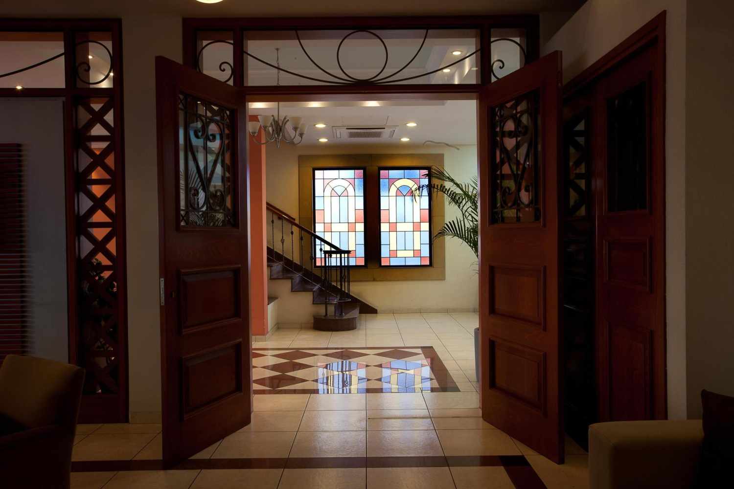 LiggingHet hotel ligt midden in het hart van het toeristische gedeelte van Kato Pafos. In de directe omgeving van het hotel liggen talloze restaurants