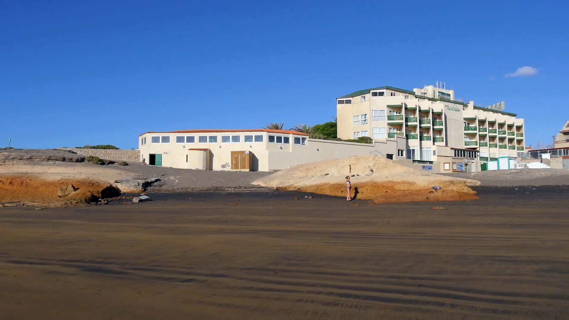 LiggingHet hotel ligt direct aan het strand van El Médano op Tenerife Zuid
