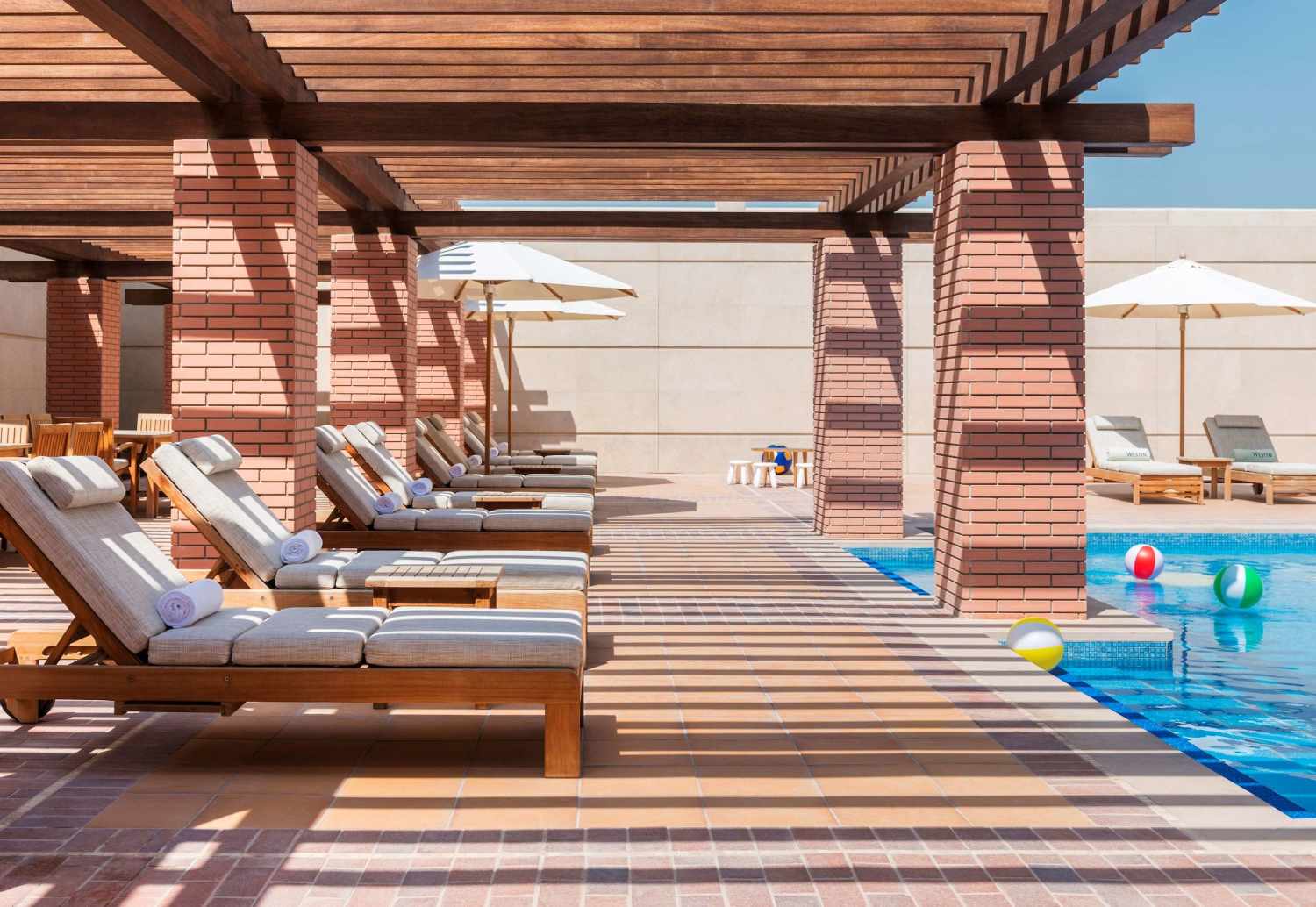 LiggingDit hotel ligt direct in het centrum van Dubai. HotelfaciliteitenHet vriendelijke personeel aan de receptie is graag bij alle vragen behulpzaam. Het verblijf is ingericht met een bagagedepot