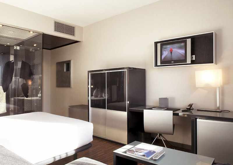 LiggingDit stadshotel ligt in de zakenwijk van Móstoles. Het hotel biedt gemakkelijke toegang tot de belangrijkste winkel- en vrijetijdscentra in het zuidelijke deel van Madrid. De gasten vinden aansluitingen op het openbaar vervoer op 2 kilometer afstand en winkels op 4 kilometer van het hotel. Het hotel ligt ongeveer 20 kilometer van het centrum van Madrid en 35 kilometer van de internationale luchthaven Madrid Barajas. HotelfaciliteitenHet hotel biedt op 4 verdiepingen 91 niet-rokerskamers die met een lift bereikbaar zijn. Het meertalig personeel bij de receptie in de ontvangsthal is hulpvaardig bij het in- en uitchecken. Een garderobe