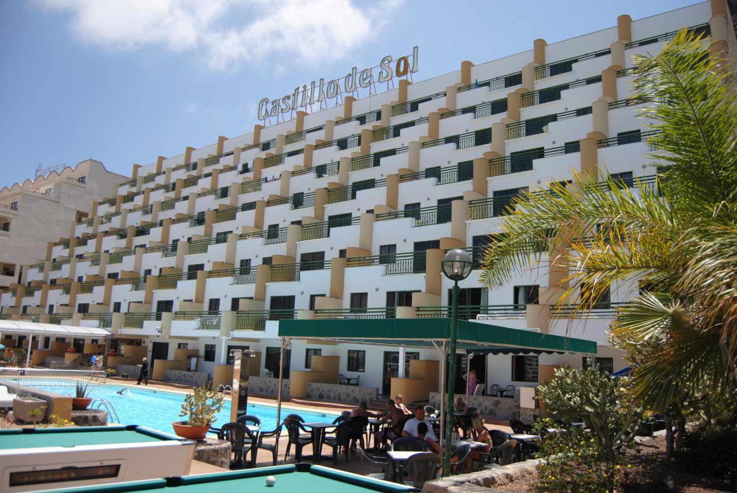 LiggingServatur Castillo de Sol ligt op een zonnige helling in Puerto Rico