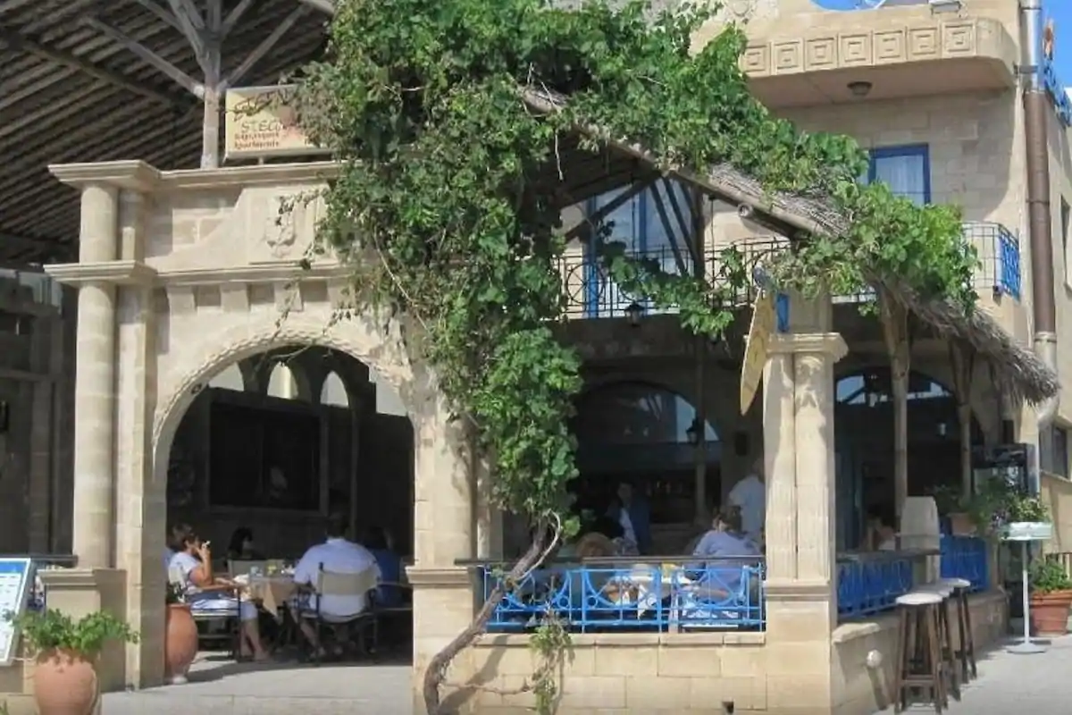 LiggingHet hotel ligt tussen de bergen en een prachtig zandstrand