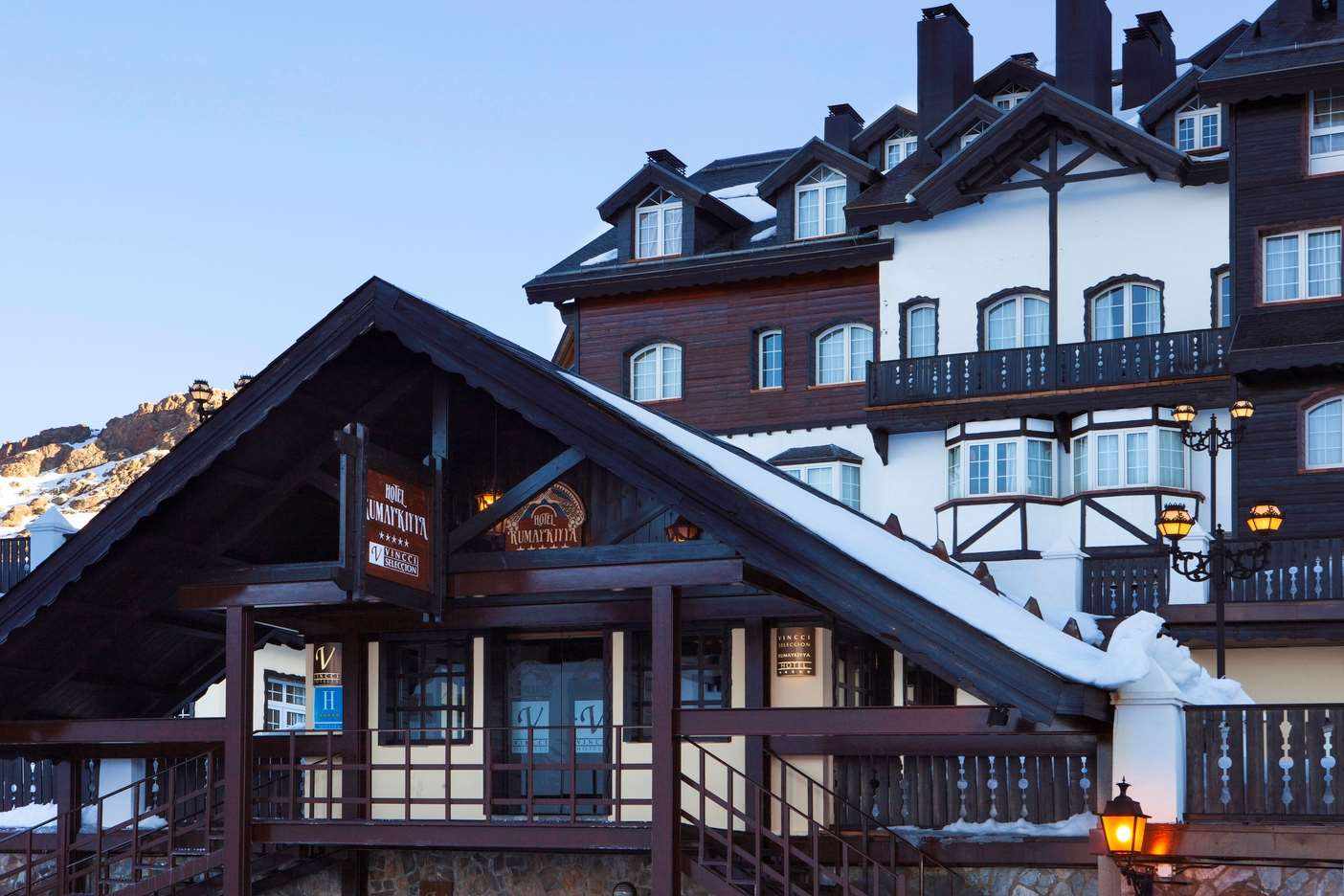 LiggingDit luxehotel ligt in het recreatiegebied van Monachil in de Sierra Nevada en ligt direct in een skigebied. Binnen enkele minuten lopen (ca. 500 m) van het hotel bereikt u bars