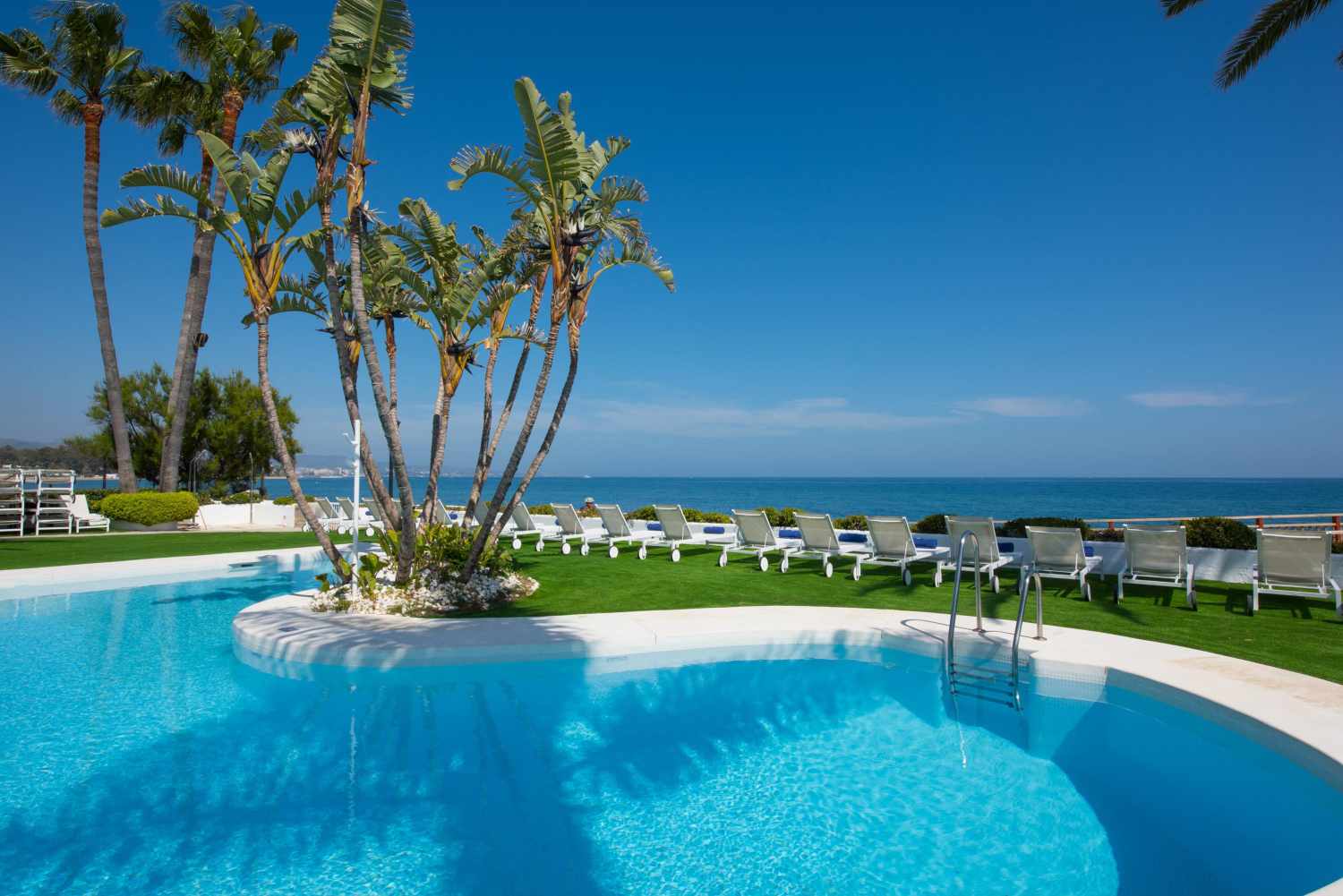 LiggingHotel Iberostar Selection Marbella Coral Beach ligt direct aan het brede zandstrand van Marbella's kust