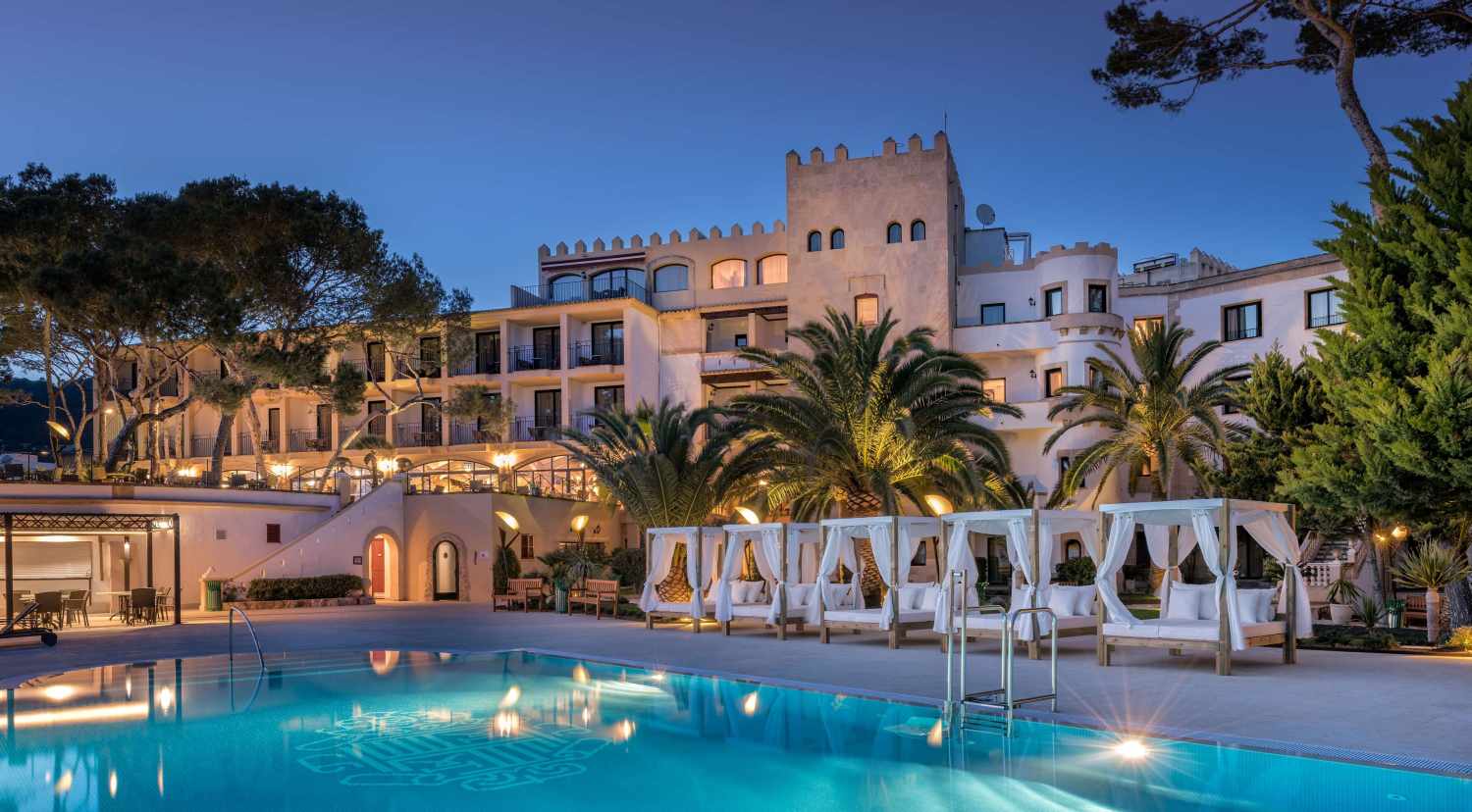 Adults Only 18+LiggingSecrets Mallorca Villamil is gelegen in de badplaats Paguera (ook wel Peguera genoemd) op het eiland Mallorca