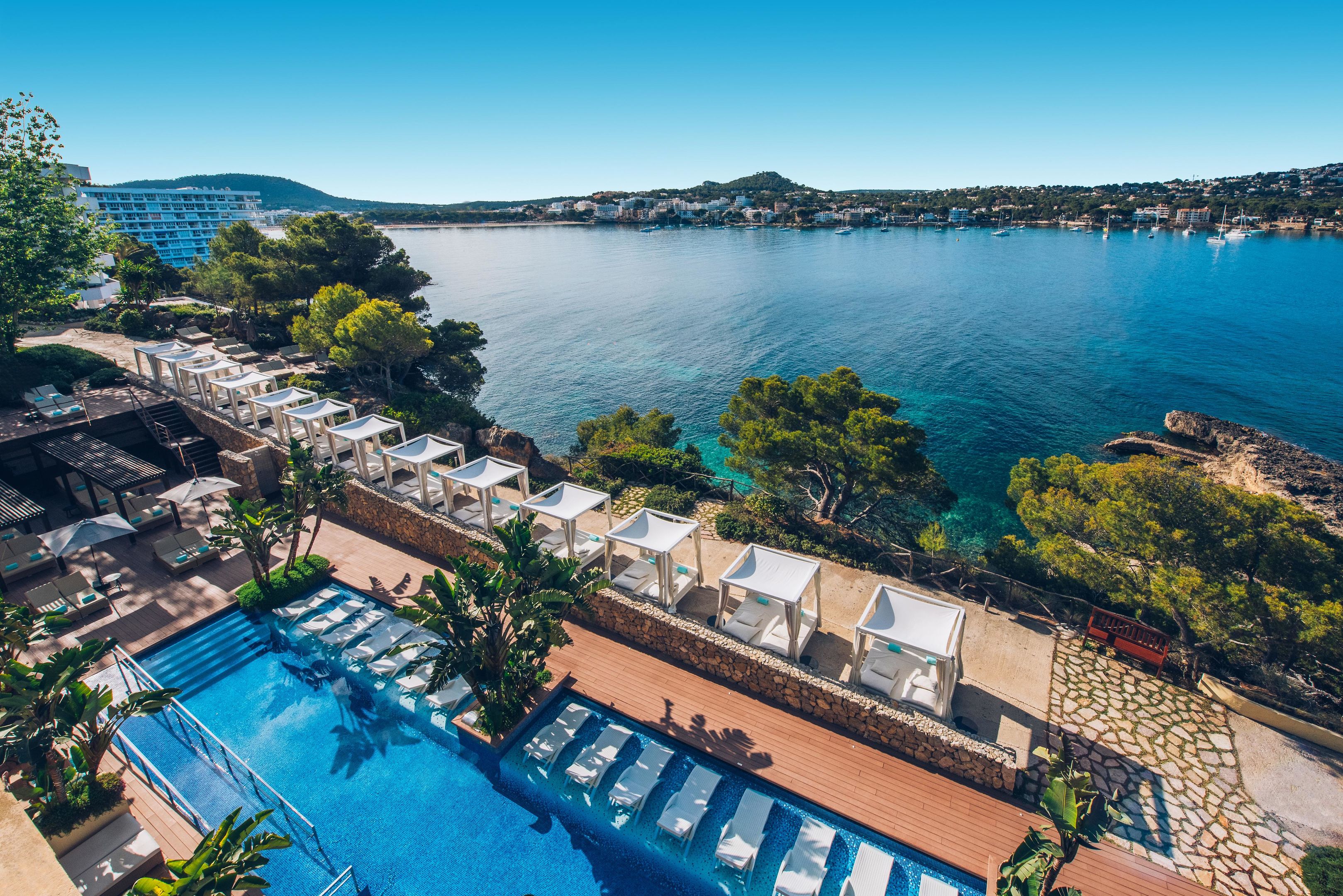 Adults OnlyLiggingDit luxe adults only hotel bevindt zich in de baai van Santa Ponsa op Mallorca
