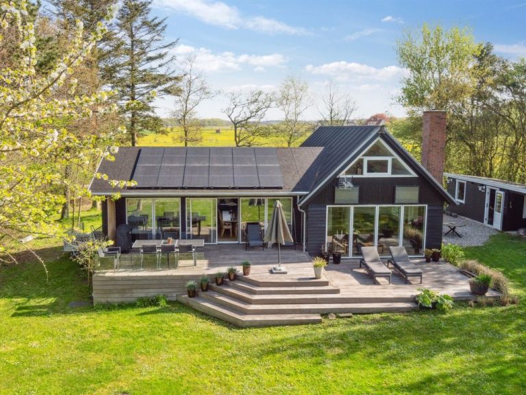 "Scarlett" - 110m from the sea | Boeken bij Flickmyhouse