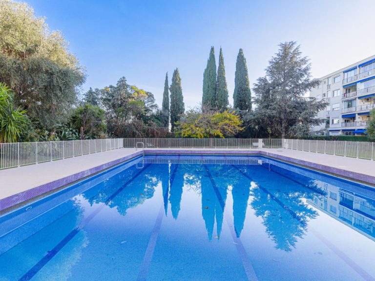 Terrasses de la Baie des Anges | Boeken bij Flickmyhouse