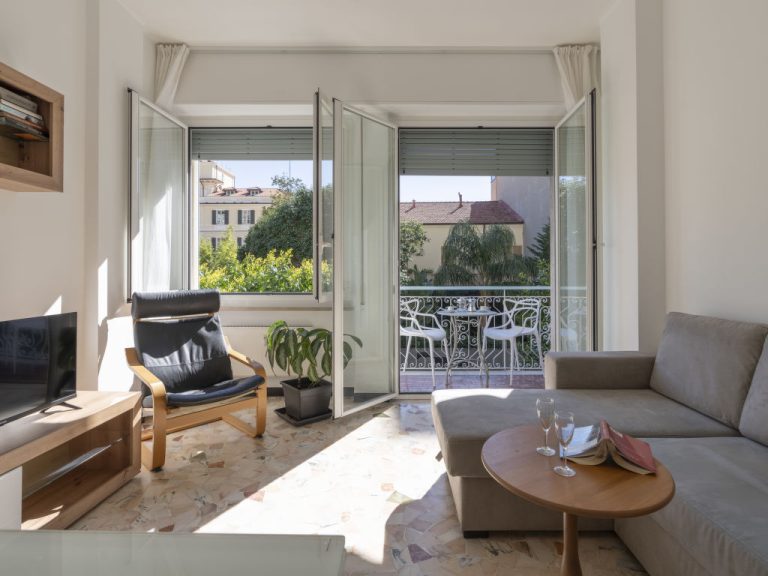 Central Home Carlotta | Boeken bij Flickmyhouse