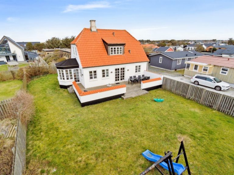 "Birtir" - 200m from the sea | Boeken bij Flickmyhouse