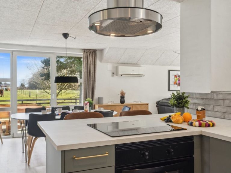 "Botulf" - 3.8km from the sea | Boeken bij Flickmyhouse