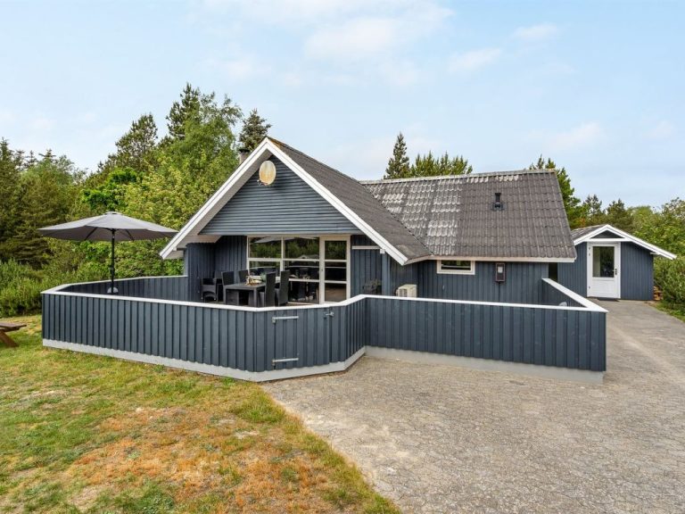 "Emmi" - 2.5km from the sea | Boeken bij Flickmyhouse