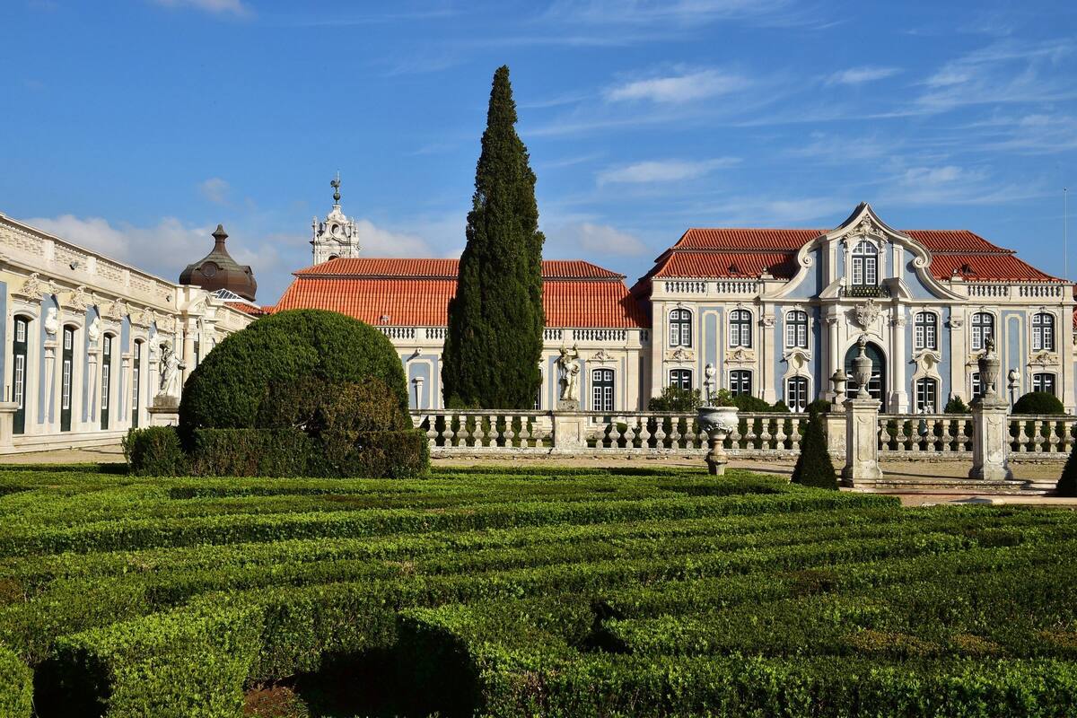 LiggingHet hotel ligt in Queluz. Dat is zowel een stad als een district in de gemeente Sintra. Het heeft meer dan 70.000 inwoners en het ligt op 14 km van Sintra en 12 km van Lissabon. Tot de interessante bezienswaardigheden in de directe omgeving behoren het nationale paleis Pena (uit de negentiende eeuw)