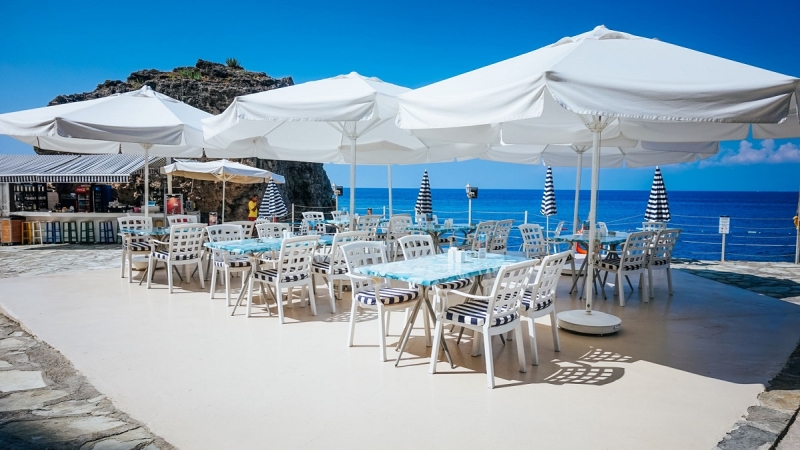 LiggingGelegen op de beroemde Falezheuvels met adembenemend uitzicht op de Mediterrane Zee