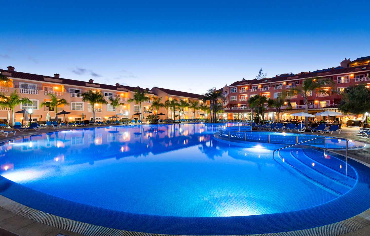 LiggingHet aparthotel HG Cristian Sur ligt in het levendige centrum van Los Cristianos op Tenerife