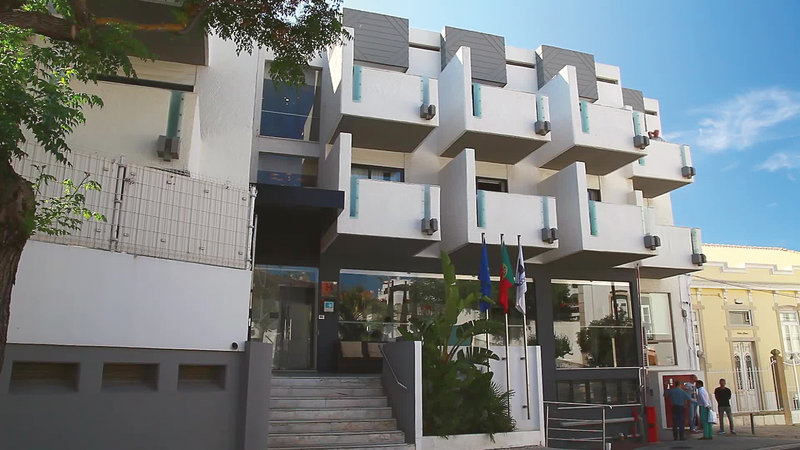 LiggingDit middenklassehotel in het toeristische stadscentrum van Albufeira ligt slechts enkele minuten lopen van de voetgangerszone en is slechts 100 m verwijderd van de bars