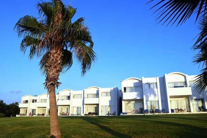 LiggingDit vakantiedorp ligt op slechts 100 meter afstand van het zandstrand. Het is exclusief gelegen tussen de haven van Paphos en Coral Bay. Het ligt op slechts enkele minuten rijden van alle belangrijke entertainment- en winkelgelegenheden in Paphos en Coral Bay en op slechts 10 minuten van de markt van Paphos. Het dorp Kissonerga met archeologische opgravingen