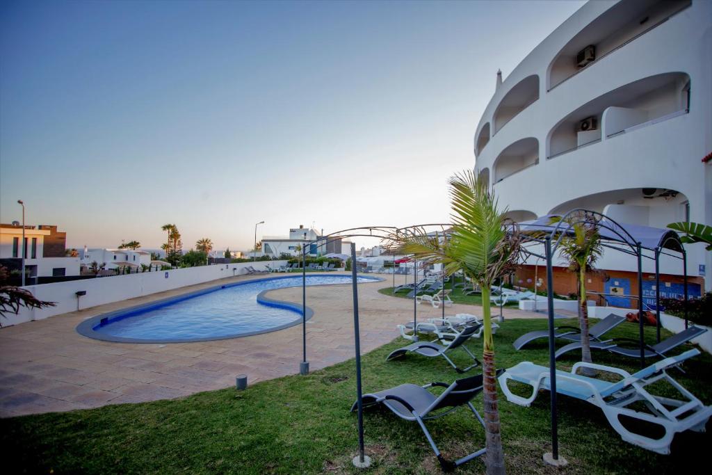 Adults OnlyLiggingDit hotel is rustig gelegen in het recreatiegebied van Albufeira. Het mooie zandstrand bereikt men na enkele minuten lopen. Het stadscentrum met talrijke winkel- en amusementsmogelijkheden ligt op ca. 4 kilometer afstand. Deze en andere bestemmingen kunnen gemakkelijk met de plaatselijke lijnbus worden bereikt. De dichtstbijzijnde golfbaan ligt op ongeveer 3 kilometer. HotelfaciliteitenHet hotel biedt op 4 verdiepingen 7 suites
