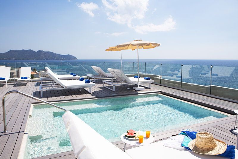 Adults Only 16+LiggingHotel Sabina Playa bevindt zich in de badplaats Cala Millor aan de oostkust van Mallorca. Het ligt op slechts circa 400 meter van het zandstrand en op loopafstand van de boulevard met winkels