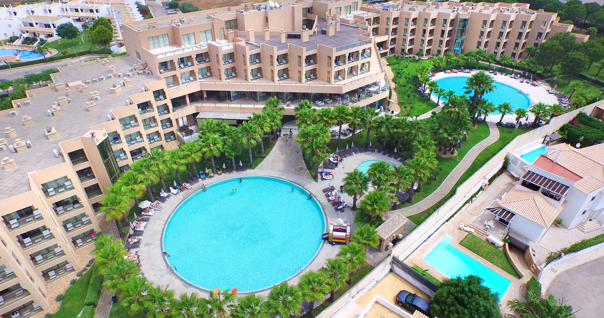 LiggingHet elegante complex van de luxe klasse ligt in een van de mooiste natuurgebieden van de Algarve