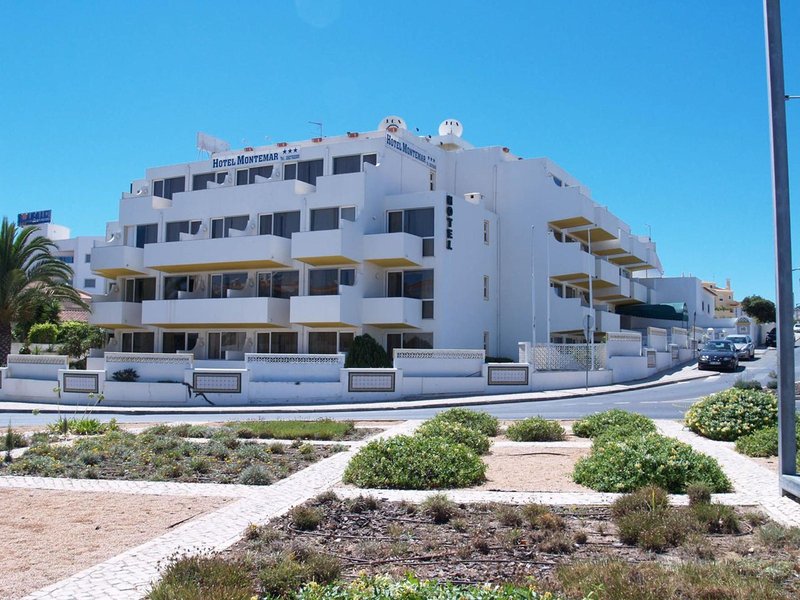 LiggingHet hotel ligt vlakbij het centrum van Lagos in een wijk met verschillende schitterende stranden zoals Pinhão