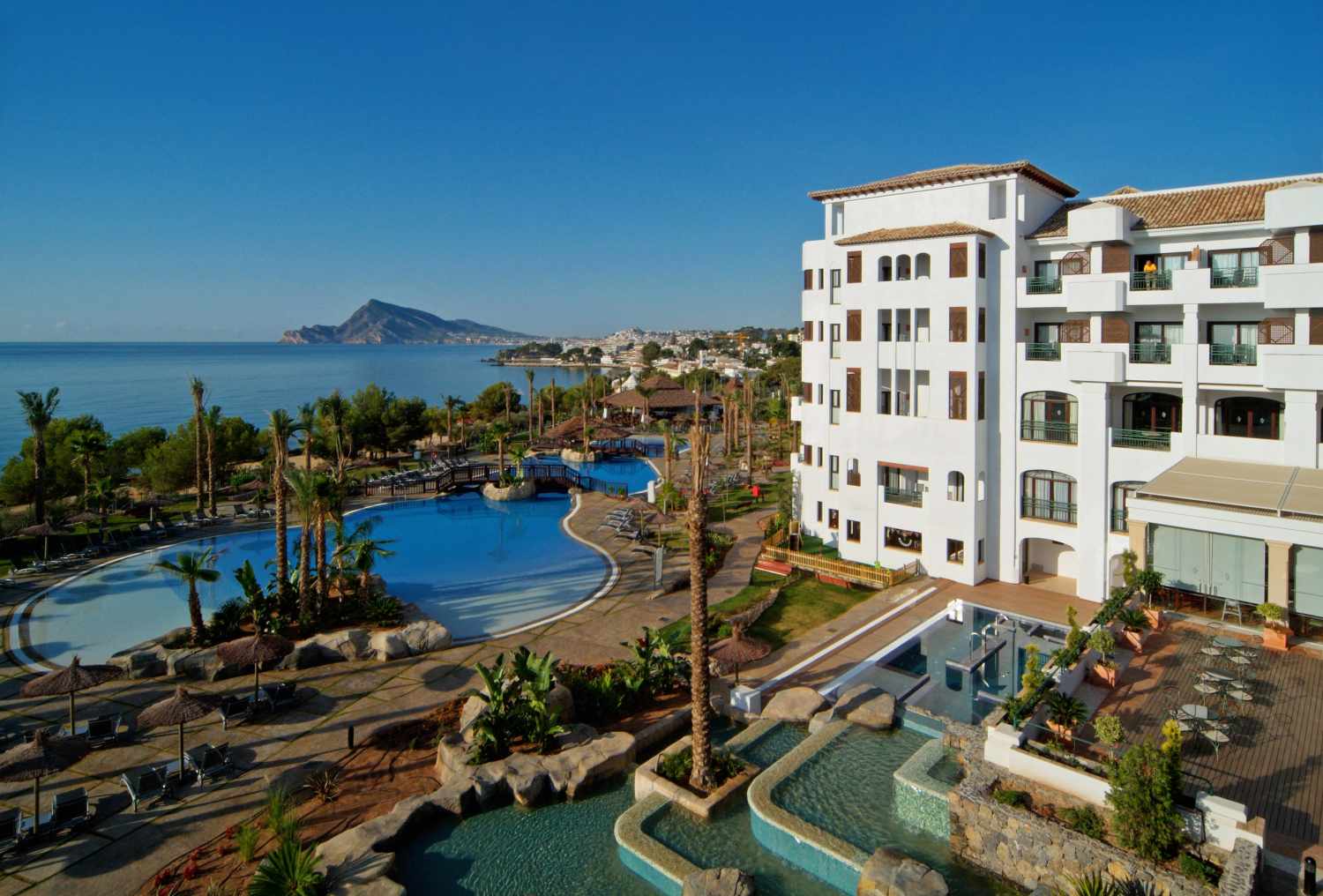 LiggingSH Villa Gadea ligt in een prachtige omgeving tegenover de Middellandse Zee