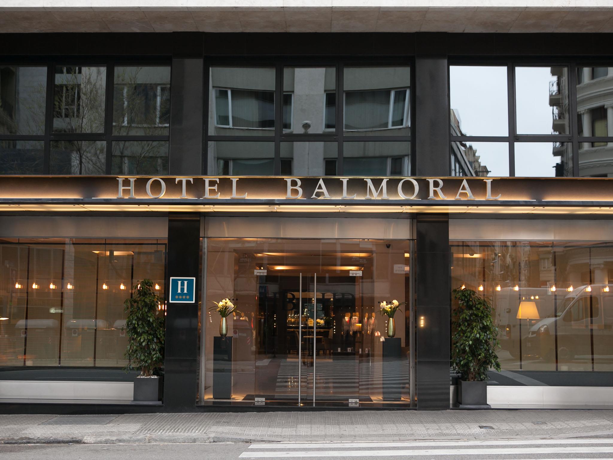 LiggingDit hotel bevindt zich midden in het hart van Barcelona. In de buurt zijn diverse mogelijkheden om boodschappen te doen. HotelfaciliteitenVoor de gasten zijn 103 kamers beschikbaar. Aan de receptie in de ontvangsthal staat meertalig personeel met raad en daad bij. Het voorzieningenaanbod van het verblijf bevat een bagagedepot en een kluis. In het hotel is Wi-Fi kosteloos verkrijgbaar. De tourdesk biedt ondersteuning bij het boeken van excursies. Het hotel beschikt over faciliteiten voor rolstoelgebruikers. Een supermarkt en andere winkels zijn voorhanden om heerlijk te winkelen of te flaneren. Tot de overige voorzieningen van het verblijf behoren een tv-ruimte en een bibliotheek. Wie met de auto komt