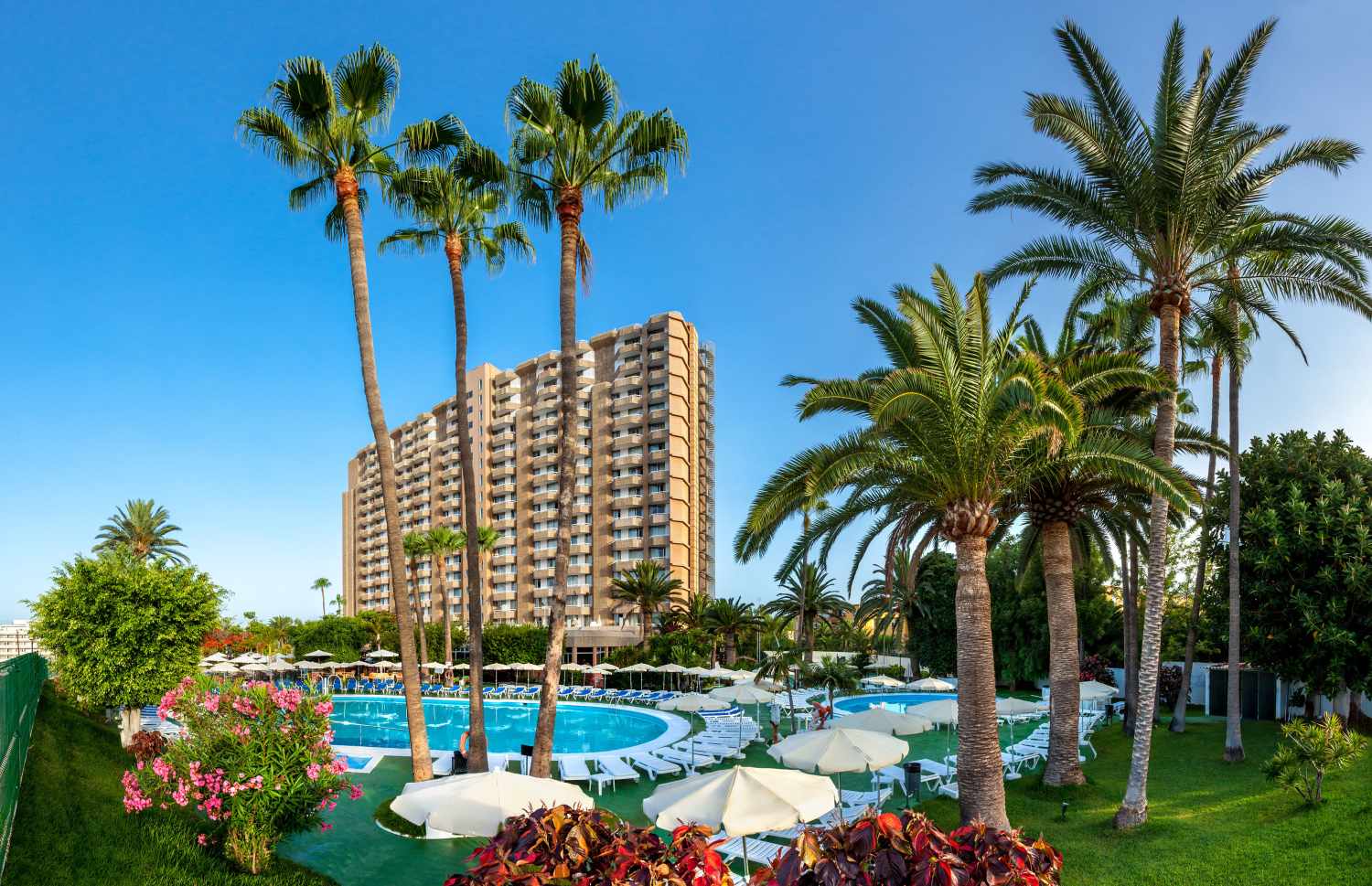 LiggingHet hotel ligt in het gezellige kustplaatsje Los Cristianos op Tenerife Zuid