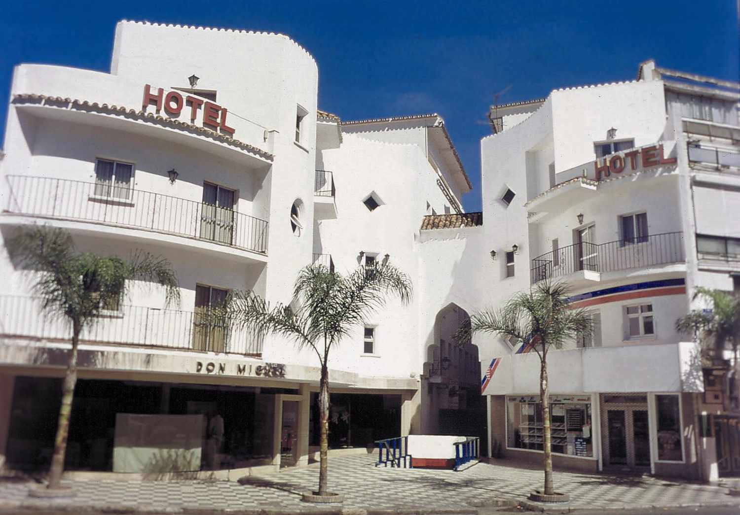 LiggingHet vriendelijke hotel bevindt zich direct in het toeristische centrum van Torremolinos. Naar het mooie zandstrand van Carihuela en het stadscentrum met winkels