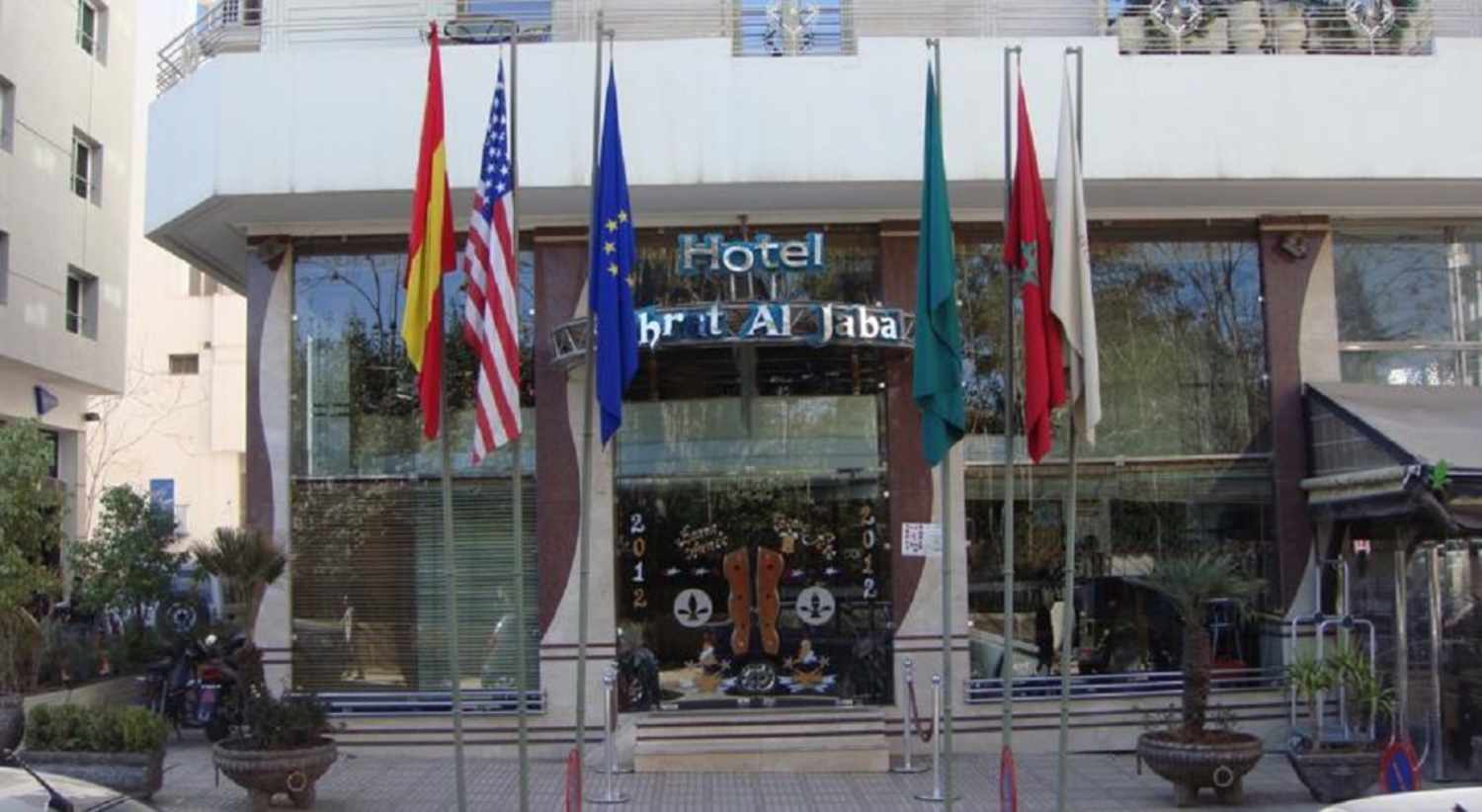 LiggingZahrat Al Jabal ligt aan de rustige Avenue des Forces Armées Royales in Ville Nouvelle