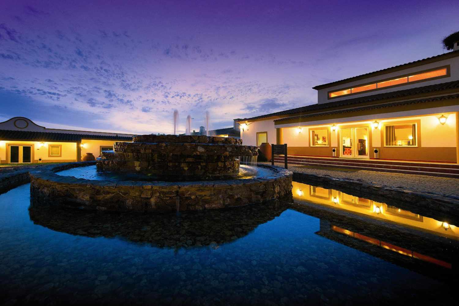 LiggingDit hotel van de hogere middenklasse ligt in de buurt van de mooie stad Beja (circa 25 km). Op ongeveer 10 km afstand vindt u een halte van het openbaar vervoer. HotelfaciliteitenVoor de gasten zijn 76 kamers en 8 suites beschikbaar. Het vriendelijke personeel aan de receptie is graag bij alle vragen behulpzaam. Waardevolle voorwerpen kunnen in de kluis veilig worden afgesloten. Via Wi-Fi hebben de gasten toegang tot het internet. De tourdesk biedt ondersteuning bij het boeken van excursies. Het hotel beschikt over een aantal voor gehandicapten toegankelijke voorzieningen. Rolstoelvriendelijke faciliteiten zijn beschikbaar. Er zijn winkels die tot rondneuzen en flaneren uitnodigen. Op het terrein van het verblijf bevinden zich een mooie tuin en een fraaie speelplaats. Tot de overige voorzieningen van het hotel behoort een speelkamer. De gasten die met de auto komen