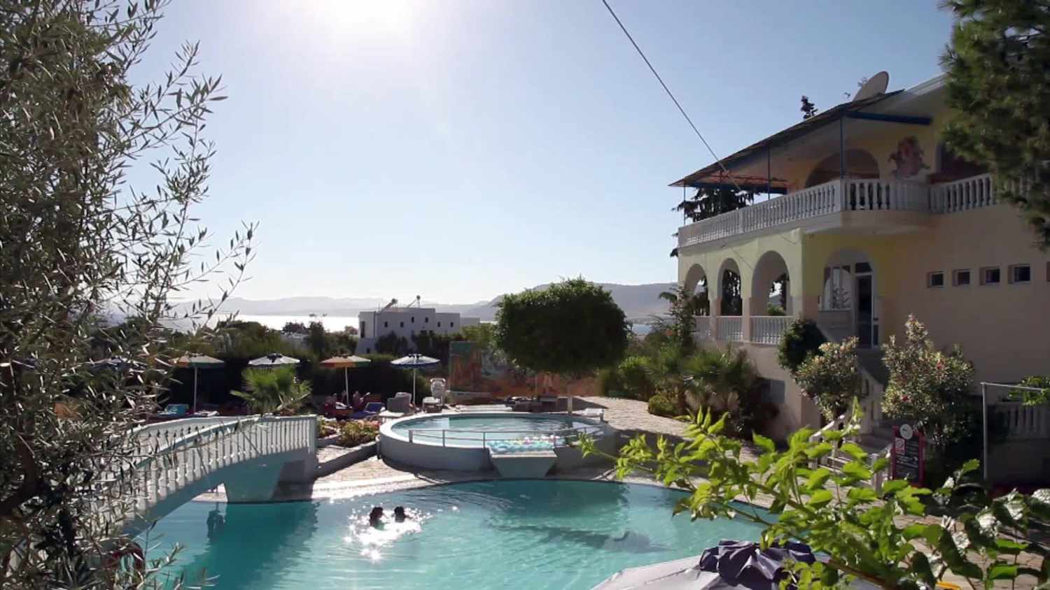 LiggingHet hotel ligt in Peukos