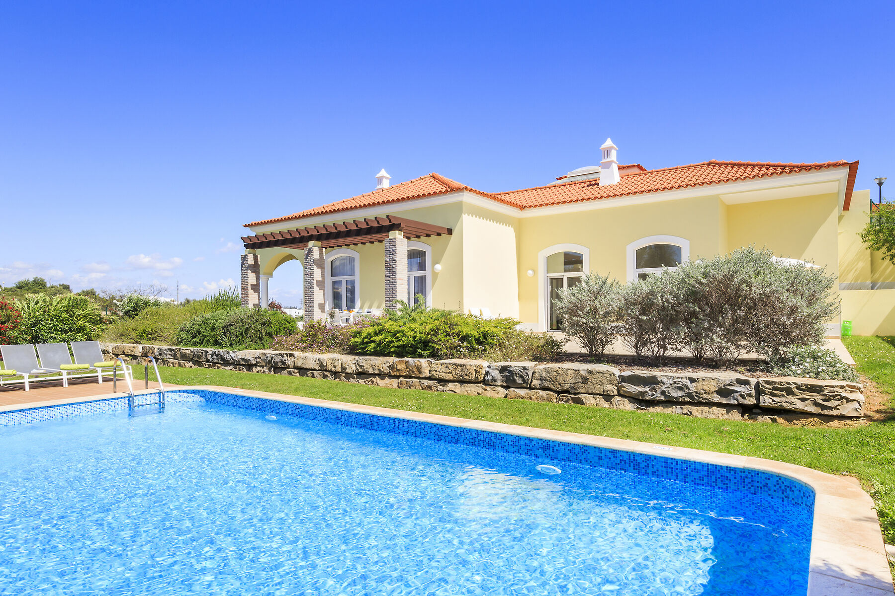 LiggingDit gezinsvriendelijke strandhotel is gelegen in Albufeira