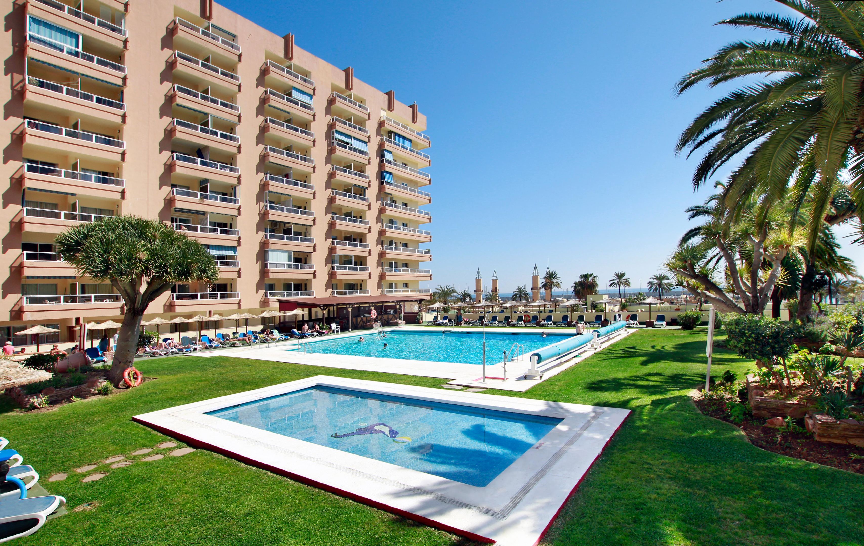 LiggingHotel Apartamentos Pyr Fuengirola ligt in het centrum van Fuengirola