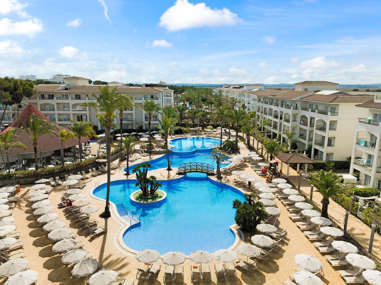 LiggingVIVA Blue & Spa ligt in Cala Blanca