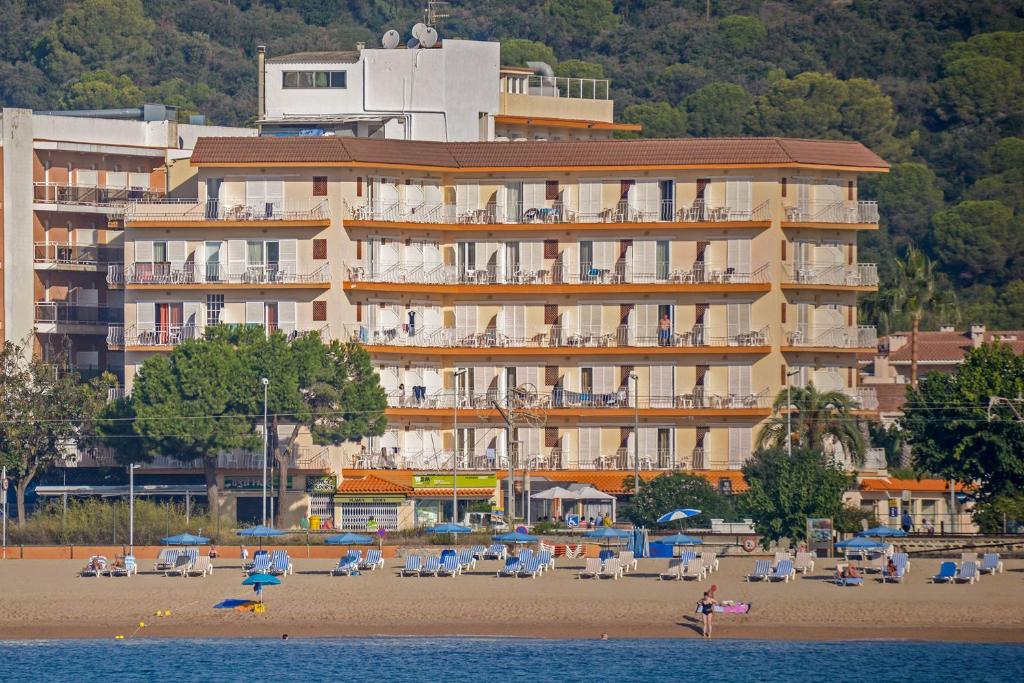 LiggingHet hotel bevindt zich in Malgrat de Mar