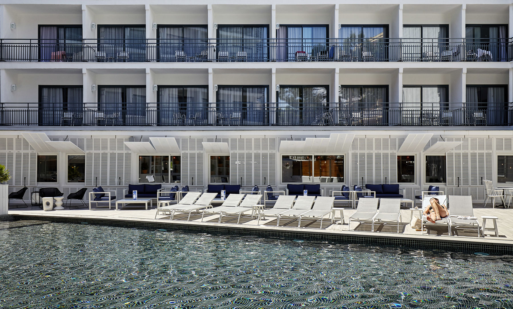 Adults Only 18+LiggingDit geliefde strandhotel ligt midden in het centrum en is slechts ca. 150 meter van het strand verwijderd. Direct voor het hotel zijn er volop bars en in de directe omgeving van het hotel zijn er veel winkels