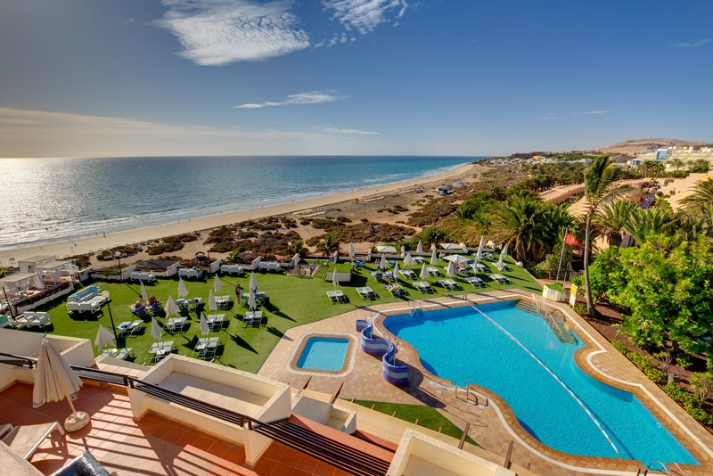 Adults Only ( 18+ )LiggingSBH Crystal Beach Hotel & Suites ligt direct aan het strand van Caleta de Fuste op Fuerteventura