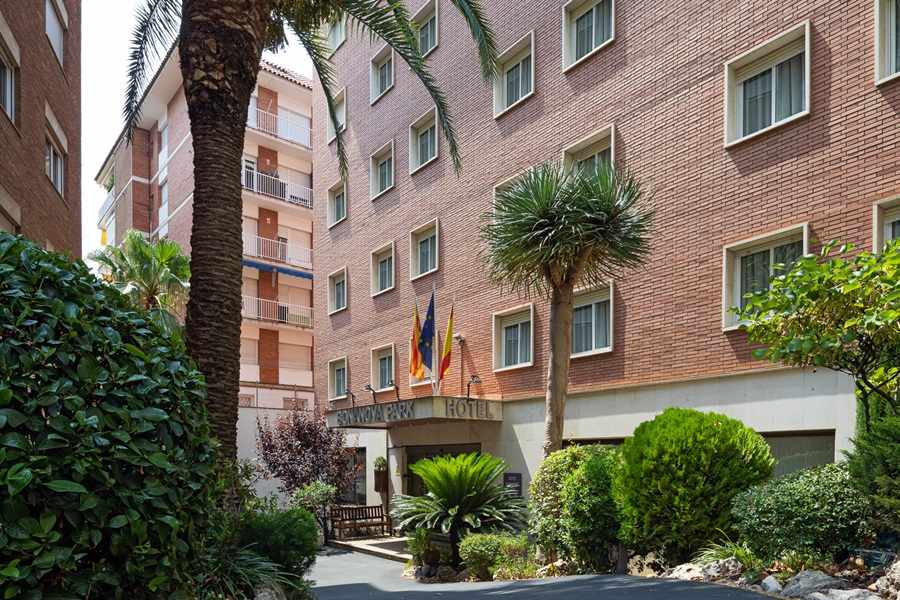 LiggingDit eenvoudige hotel ligt vlakbij de Avenida Diagonal