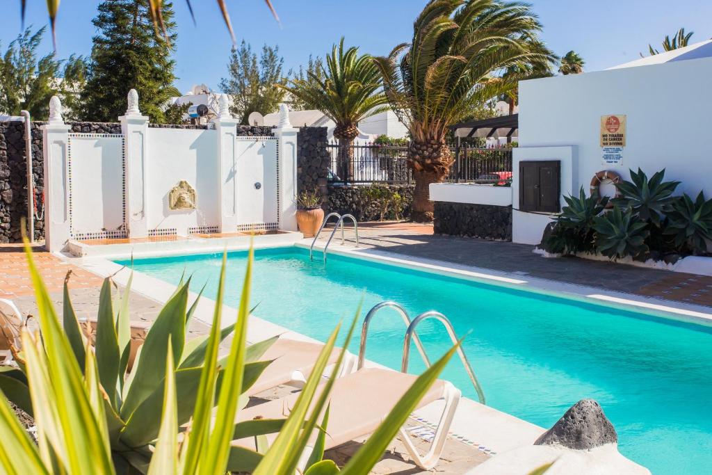 LiggingDit aantrekkelijke vakantiecomplex ligt direct in het toeristische centrum van Puerto del Carmen