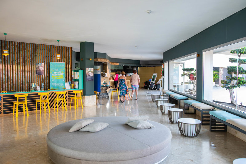 LiggingServatur Riosol ligt boven op de kliffen tussen de baaien van Puerto Rico en Amadores op Gran Canaria