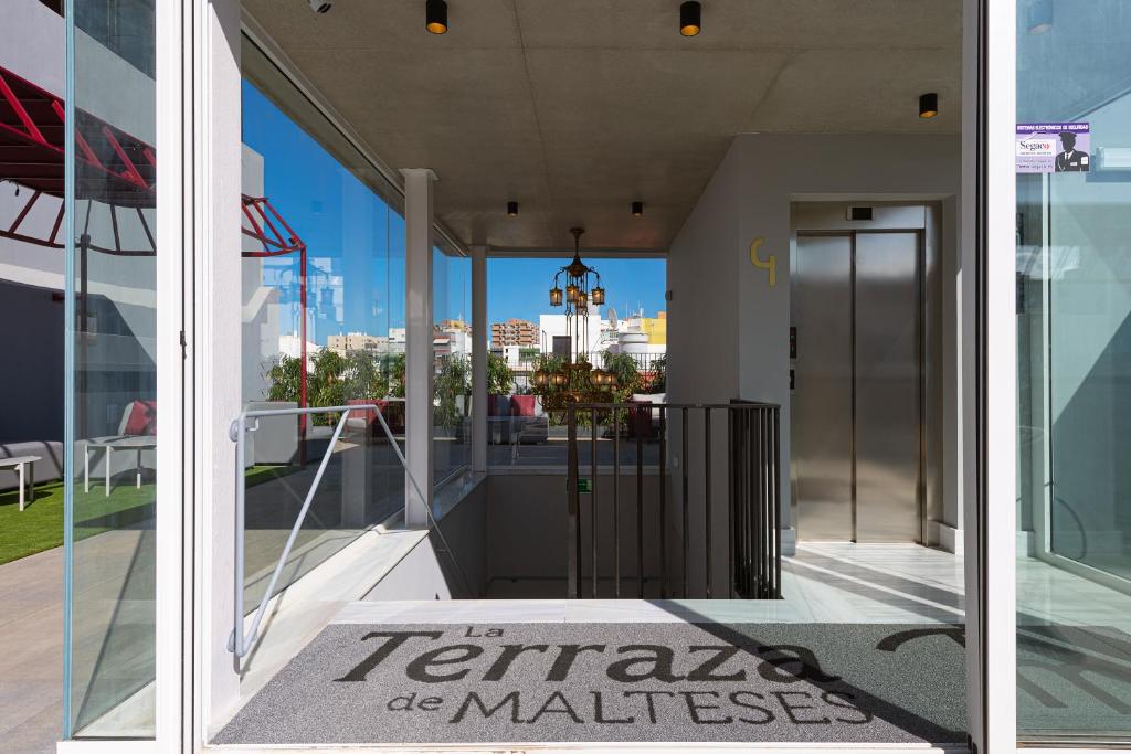 LiggingHet hotel bevindt zich midden in het historische centrum van Las Palmas de Gran Canaria