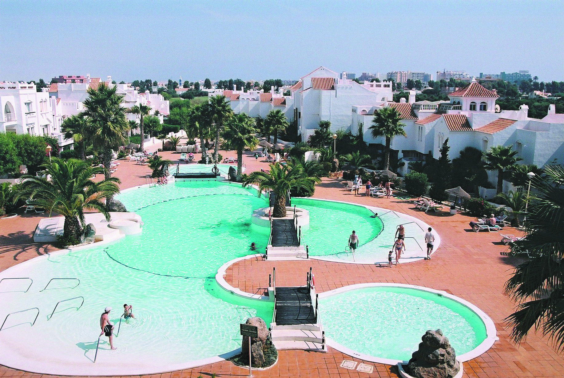 LiggingHet appartementenhotel is omgeven van de golfbaan Playa Serena. Het is maar 500 meter van de binnenstad en het strand verwijderd. Het openbaar vervoer vindt u op ongeveer 300 meter afstand. HotelfaciliteitenOvernachten kunnen gasten in een van de 139 appartementen. Het vriendelijke personeel aan de receptie is graag bij alle vragen behulpzaam. Het aparthotel biedt een kluis