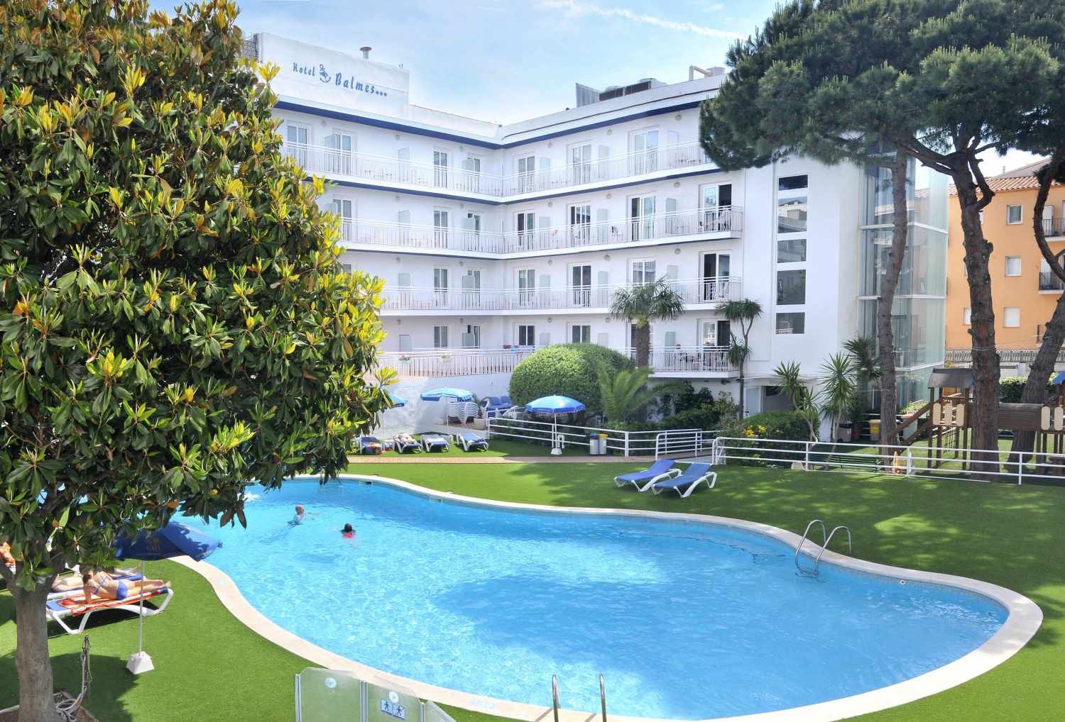 LiggingDit attractieve hotel ligt midden in het toeristische centrum